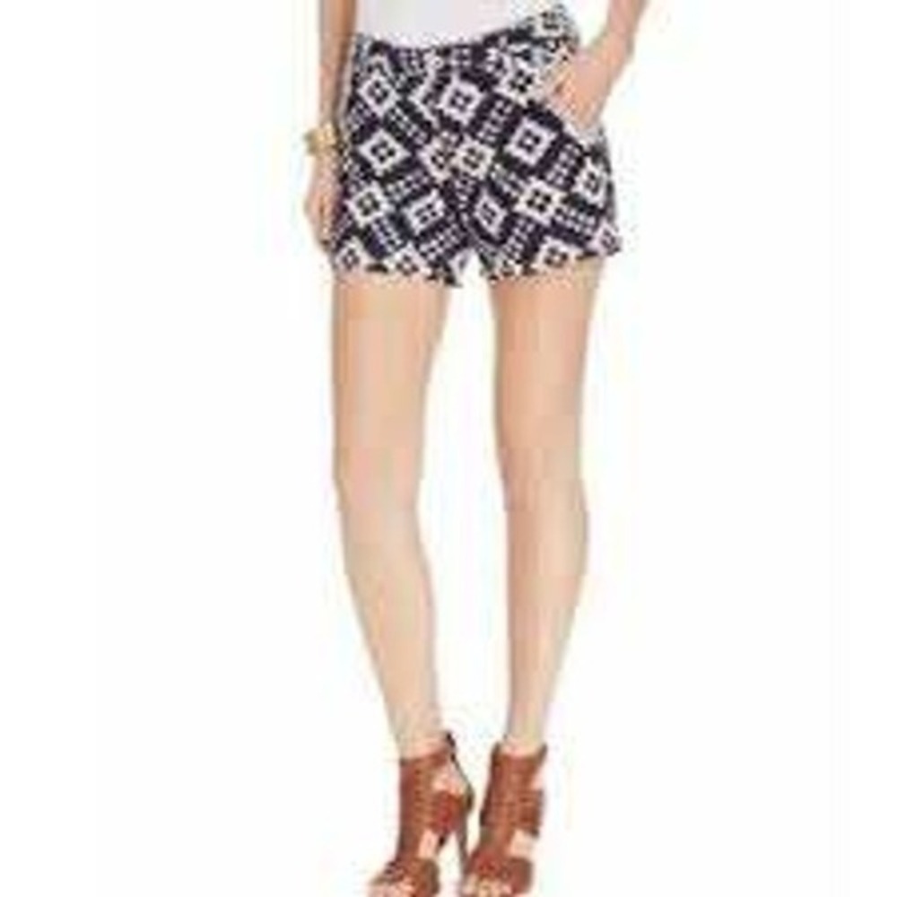 Two by Vince Camuto Shorts Aztec Print Pockets Casual High Waist Size 26/2